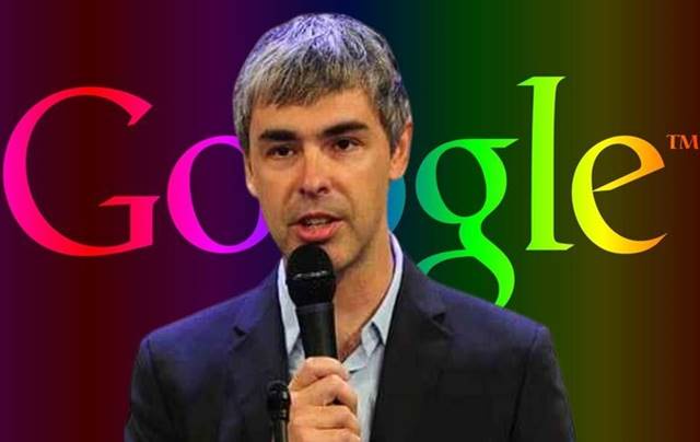 Người đàn ông đang phát biểu với micro, nền phía sau có logo Google nhiều màu sắc.