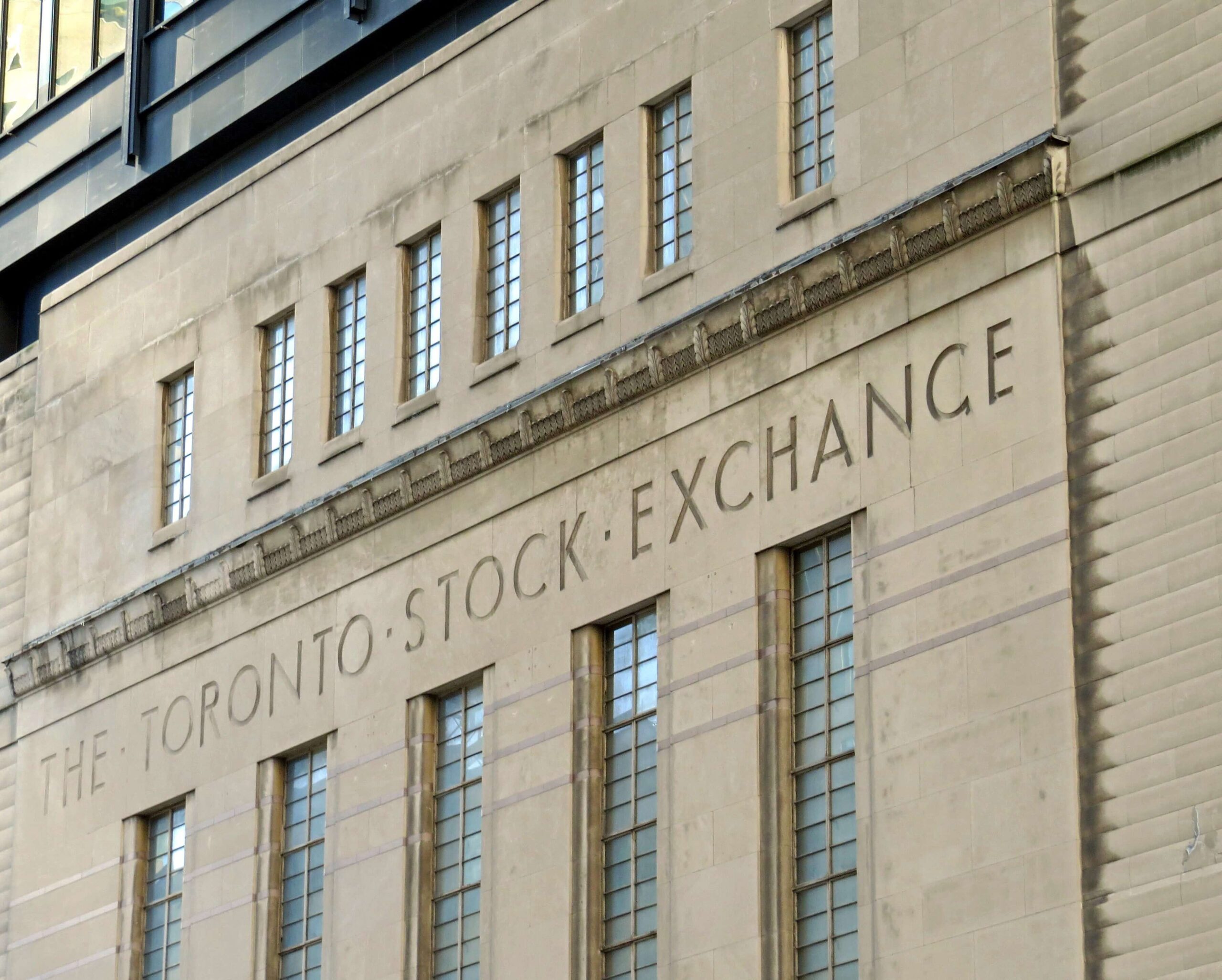 Mặt trước tòa nhà với dòng chữ "The Toronto Stock Exchange" khắc trên bề mặt đá.