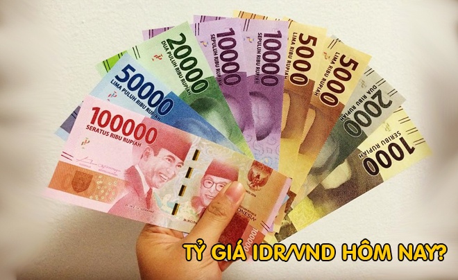 Một bàn tay cầm nhiều tờ tiền giấy Indonesia có mệnh giá khác nhau, với dòng chữ "Tỷ giá IDR/VND hôm nay?".