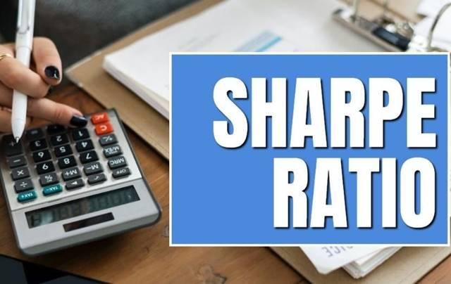 Người dùng đang tính toán trên máy tính cầm tay, bên cạnh là dòng chữ "Sharpe Ratio" trên nền xanh.