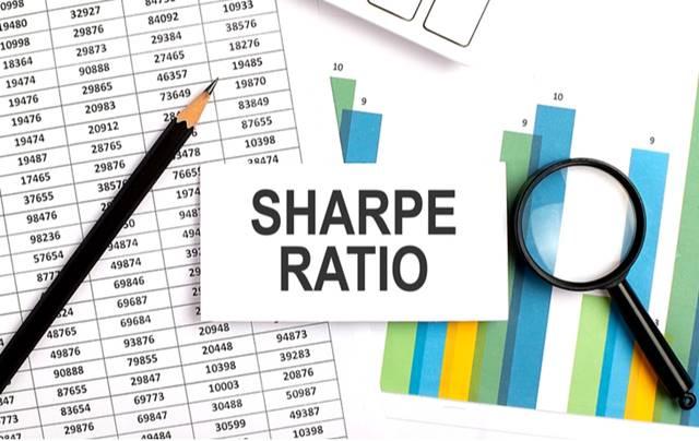Bảng tính, biểu đồ cột và kính lúp bên cạnh thẻ có chữ "SHARPE RATIO" trên nền trắng.