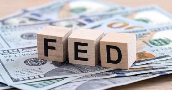 Các khối gỗ xếp chữ "FED" đặt trên nhiều tờ tiền đô la Mỹ.