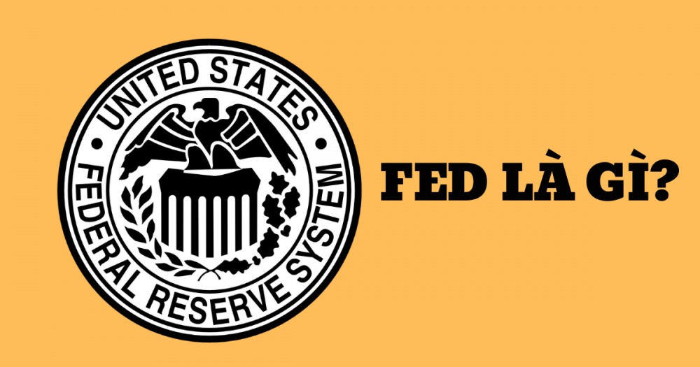 Hình ảnh có logo của Cục Dự trữ Liên bang Hoa Kỳ và dòng chữ "FED LÀ GÌ?" trên nền màu cam.