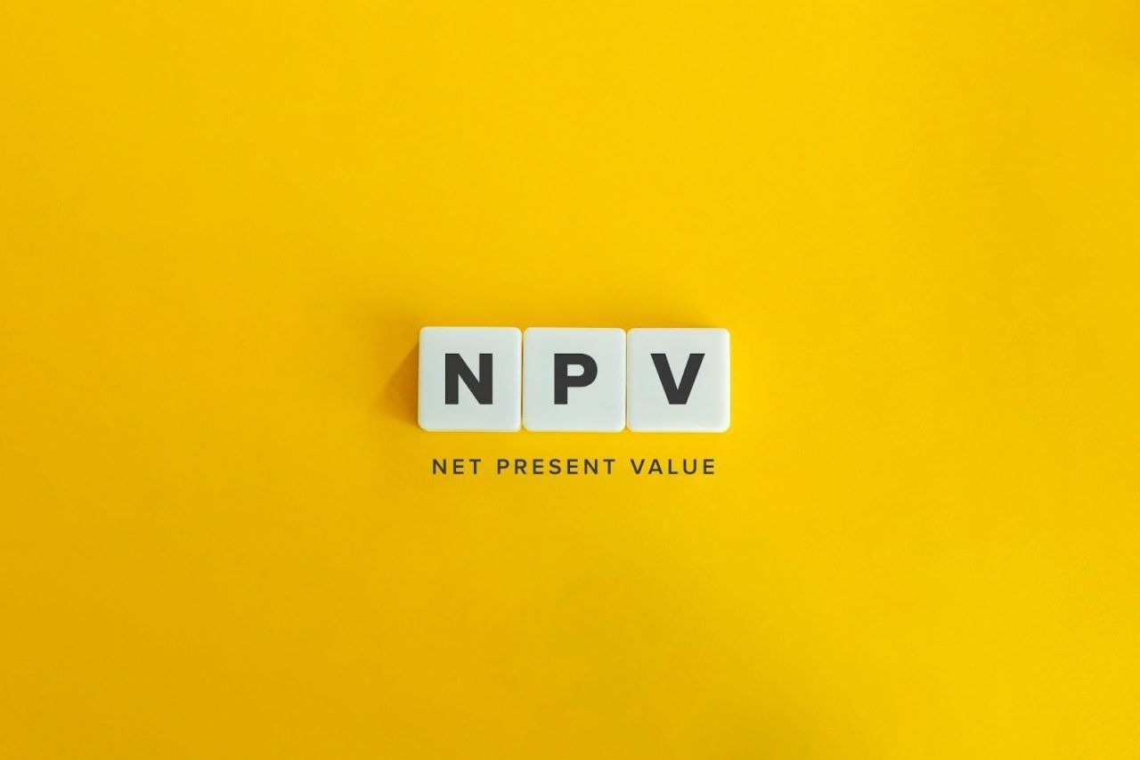 Chữ "NPV" viết trên nền vàng, bên dưới là dòng chữ "Net Present Value".