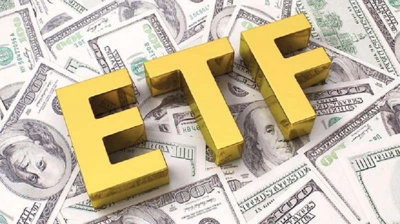 Chữ "ETF" màu vàng nổi bật trên nền tiền đô la Mỹ.