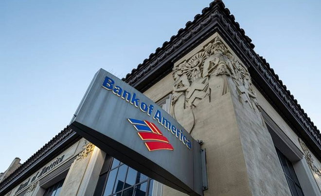 Tòa nhà với biển hiệu "Bank of America" bên ngoài, có kiến trúc trang trí chi tiết.