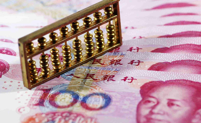 Bàn tính cổ đặt trên các tờ tiền giấy với mệnh giá 100, nền đỏ và có họa tiết nổi bật của nhân vật lịch sử.
