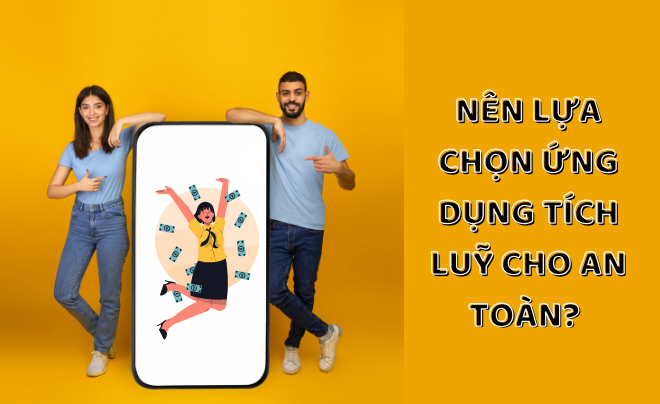 Hai người đứng cạnh điện thoại lớn có hình minh họa, bên cạnh là dòng chữ về ứng dụng tích lũy an toàn.