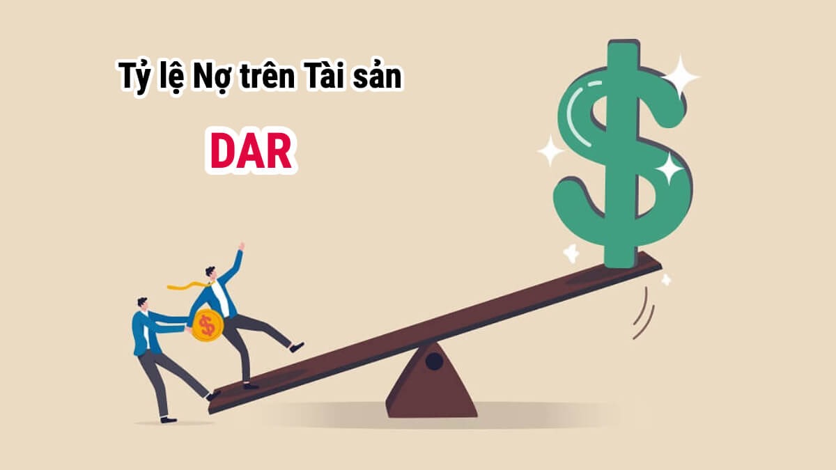 Hai người đang giữ biểu tượng đồng đô la trên bập bênh, với chữ "Tỷ lệ Nợ trên Tài sản DAR" phía trên.