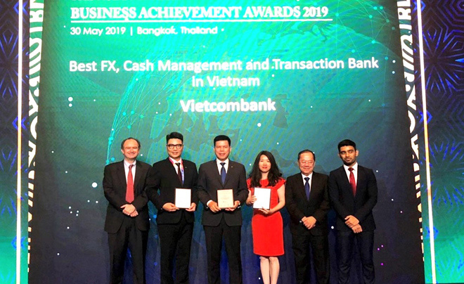Một nhóm người đứng trên sân khấu nhận giải thưởng tại sự kiện Business Achievement Awards 2019.