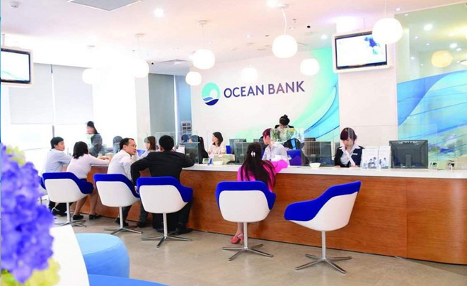 Ngân hàng với nhiều khách hàng đang giao dịch tại quầy, không gian sáng và hiện đại.