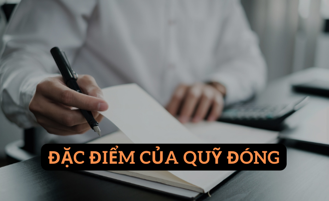 Người mặc áo sơ mi trắng đang viết trên sổ ghi chép, bên cạnh là máy tính cầm tay.