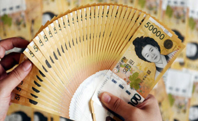 Đến quầy đổi tiền tại sân bay