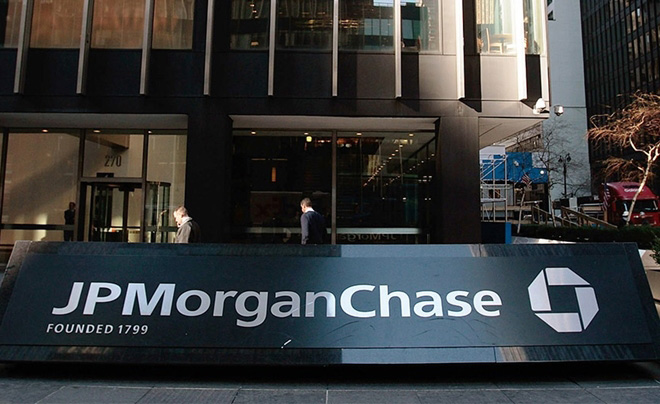 Tòa nhà với biển hiệu JP Morgan Chase và hai người đi bộ phía trước.