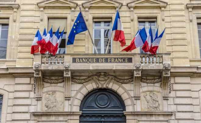 Mặt tiền của tòa nhà Banque de France với cờ Pháp và Liên minh châu Âu treo bên trên.
