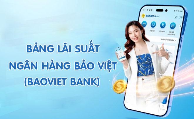 Người phụ nữ cầm điện thoại đứng trước màn hình hiển thị ứng dụng ngân hàng Bảo Việt với đồng xu vàng.