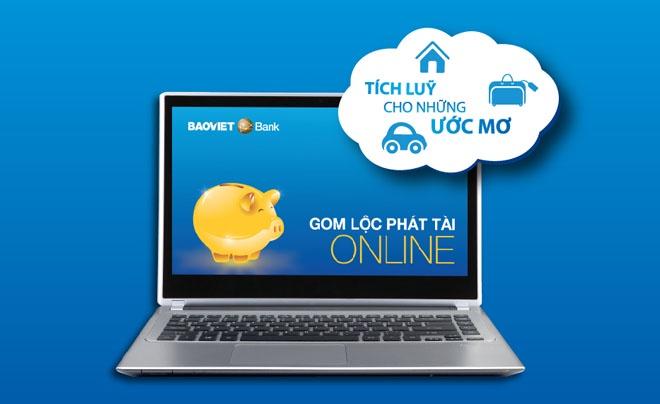 Máy tính xách tay hiển thị quảng cáo ngân hàng với hình ảnh con heo đất và thông điệp tiết kiệm trực tuyến.