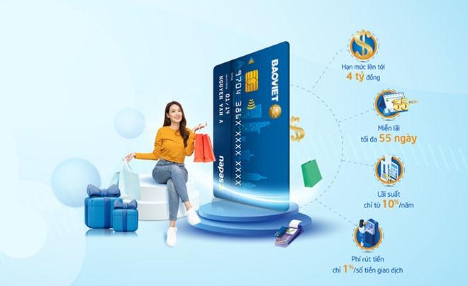 Người phụ nữ ngồi với túi mua sắm bên cạnh thẻ tín dụng lớn và biểu tượng lợi ích tài chính.