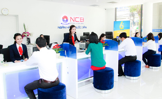 Ngân hàng, nhân viên phục vụ khách hàng tại quầy giao dịch, môi trường làm việc chuyên nghiệp và hiện đại.