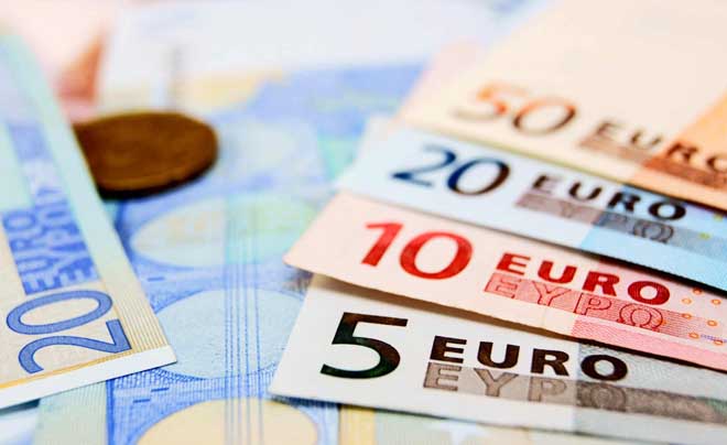Các tờ tiền Euro mệnh giá 5, 10, 20, 50 cùng với đồng xu trên nền mờ của các tờ tiền khác.