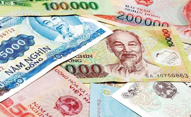 Hình ảnh các tờ tiền Việt Nam với mệnh giá khác nhau xếp chồng lên nhau.