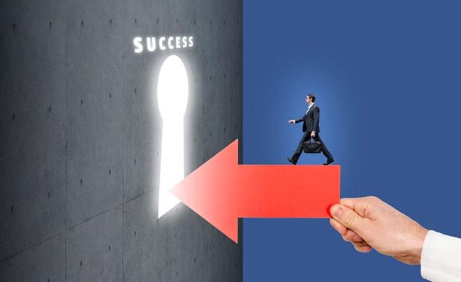 Người đàn ông mặc vest đi vào lỗ khóa hình chìa khóa, có từ "SUCCESS" phát sáng phía trên, mũi tên đỏ chỉ vào lỗ khóa.