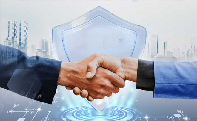 Hai người bắt tay trước nền công nghệ và tòa nhà, biểu tượng chiếc khiên lớn phía sau.
