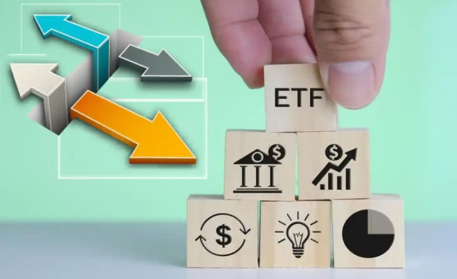 Các khối gỗ xếp chồng với biểu tượng tài chính, một tay đặt khối ETF lên trên, hình mũi tên chỉ hướng.