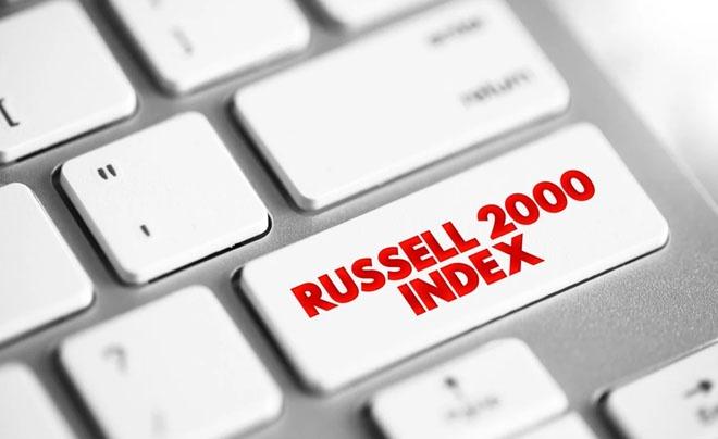 Nút bàn phím màu trắng với dòng chữ "RUSSELL 2000 INDEX" màu đỏ nổi bật.