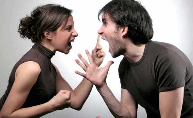 Hai người đang tranh cãi gay gắt, thể hiện cảm xúc mạnh mẽ với ngôn ngữ cơ thể và biểu cảm khuôn mặt.