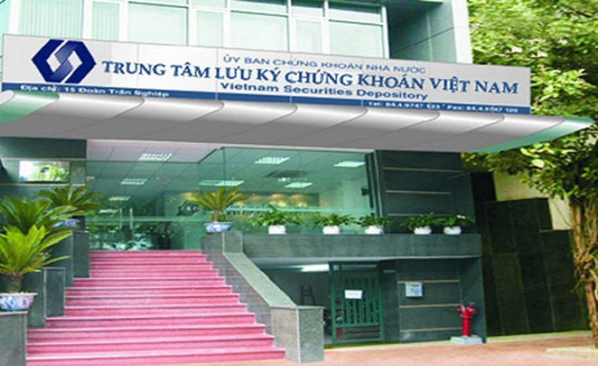 Lối vào tòa nhà với cầu thang và biển hiệu Trung tâm Lưu ký Chứng khoán Việt Nam, có cây xanh bên cạnh.