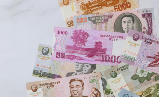 Một loạt tờ tiền giấy nhiều mệnh giá khác nhau, với hình ảnh và hoa văn đặc trưng, xếp chồng lên nhau.