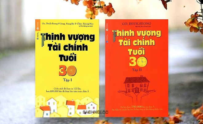 Hai cuốn sách với bìa màu vàng và đỏ có tiêu đề "Thịnh vượng Tài chính Tuổi 30" trên nền lá mùa thu.
