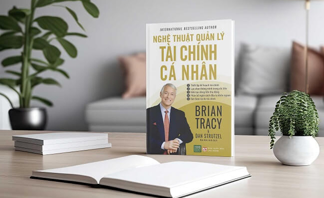 Sách "Nghệ Thuật Quản Lý Tài Chính Cá Nhân" trên bàn, xung quanh có cây và ghế sofa.