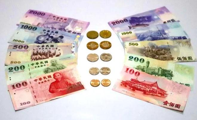 Nhiều tờ tiền giấy và đồng xu xếp thành hình cánh cung trên nền trắng.