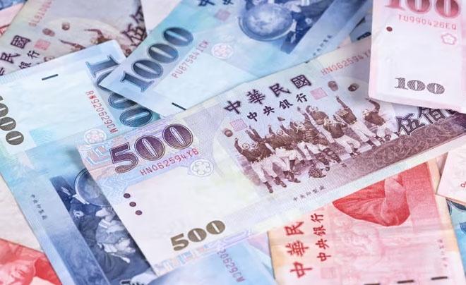 Các tờ tiền giấy Đài Loan có mệnh giá khác nhau xếp chồng lên nhau, với thiết kế và màu sắc đa dạng.