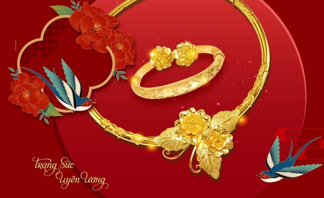 Bộ trang sức vàng với hoa văn tinh xảo trên nền đỏ, bao gồm vòng cổ, nhẫn và hoa tai.