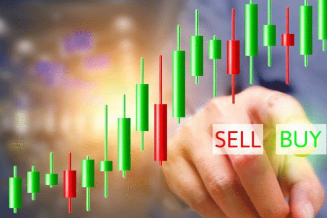 Biểu đồ nến xanh đỏ và ngón tay chạm vào chữ "SELL" và "BUY" trên màn hình.
