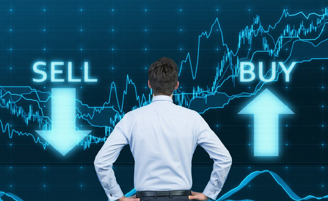 Người đàn ông đứng trước màn hình đồ thị với chữ "SELL" và "BUY" chỉ hướng, biểu thị quyết định giao dịch.